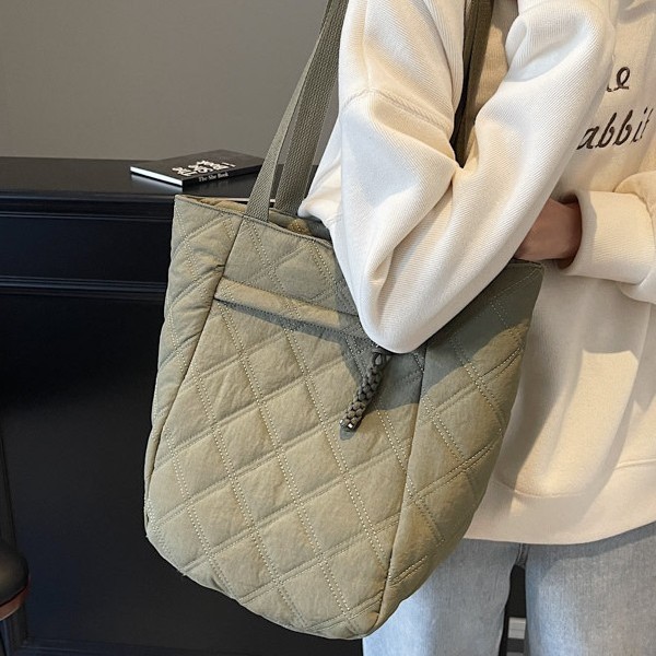 A new Korean-style diamond-shaped single-shoulder bag for autumn and winter, a versatile, simple and large-capacity tote bag with a sense of design for commuting details Picture