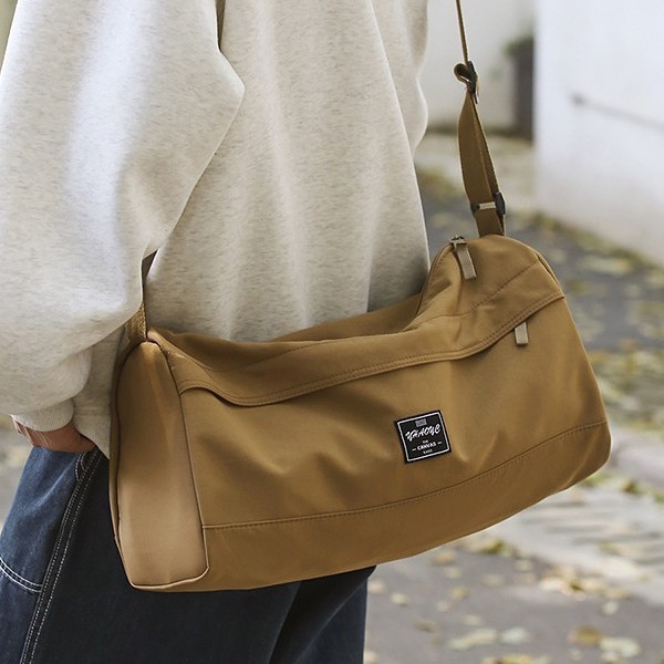 A unisex Japanese-style, simple and trendy single-shoulder bag, a new 2025 niche casual commuting crossbody bag full figure
