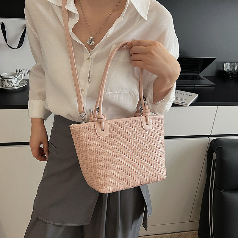 2025 New Korean-style simple handbag, fashionable and versatile bucket bag, stylish and stylish single-shoulder bag, trendy crossbody bag Specification drawing