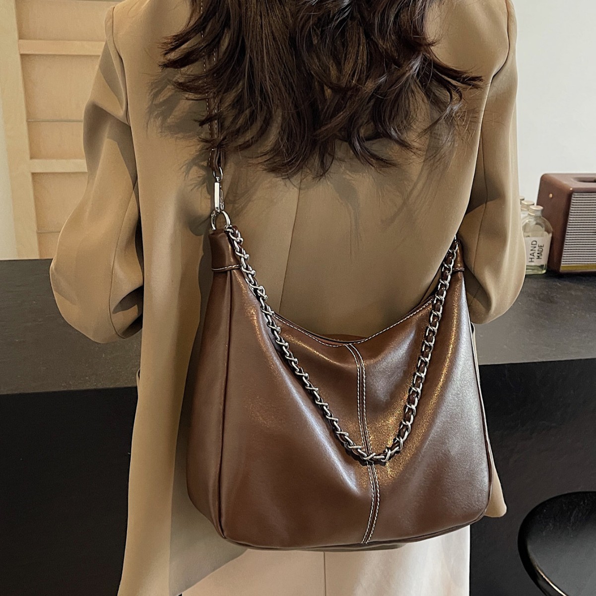 Fashionable, simple and large-capacity women's 2024 new retro and versatile tote bag for work, commuting and casual crossbody Specification drawing
