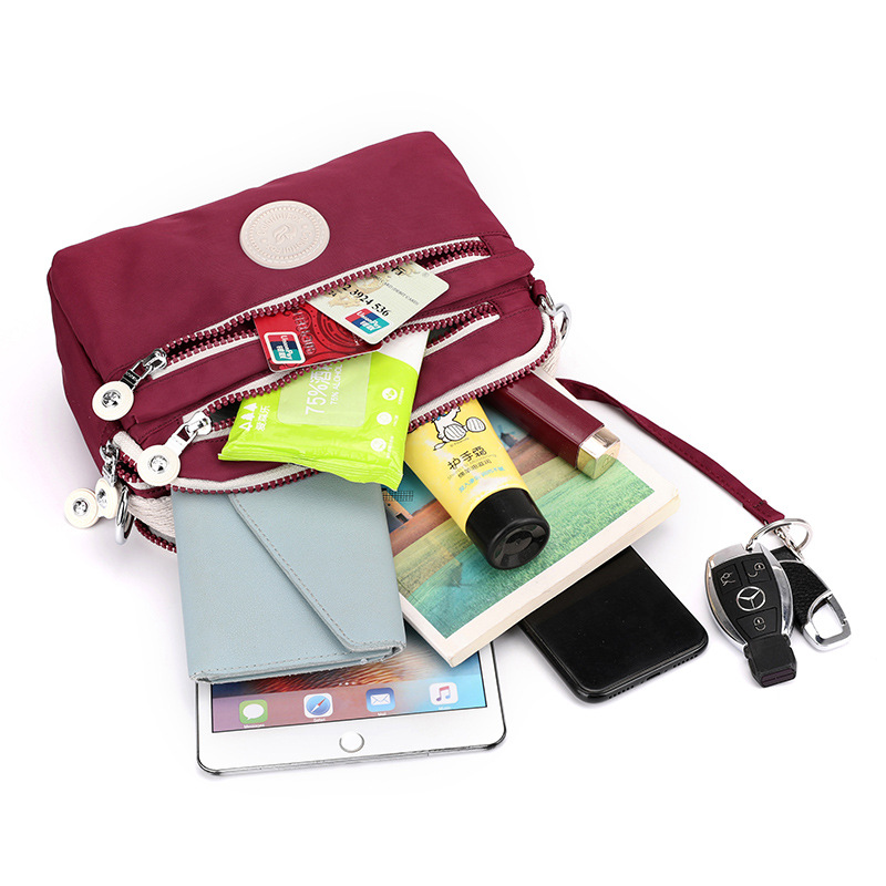The 2025 new women's fashion trend single-shoulder bag, Japanese minimalist color-blocking crossbody bag, nylon mobile phone coin purse Application Scenario