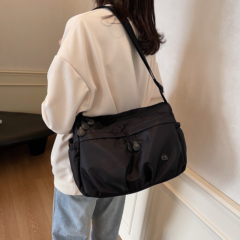 The new 2024 autumn/winter fashion and trend single-shoulder bag is a high-end, large-capacity, versatile and casual commuting crossbody bag full figure