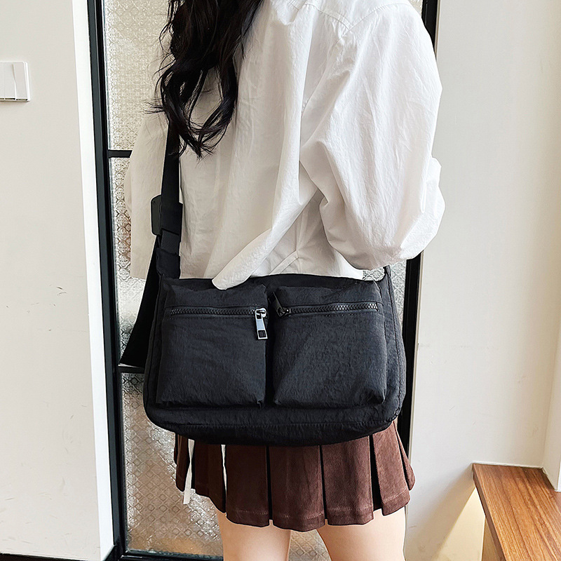 New large-capacity casual nylon bag, women's fashionable, simple and trendy travel single-shoulder crossbody bag, class commuting bag details Picture