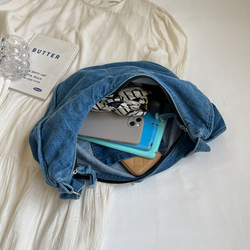 A Korean-style ins high-end casual denim bag for women, featuring a simple and laid-back style for daily commuting and shopping Application Scenario