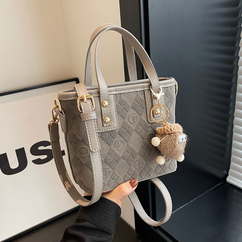 Fashionable and versatile hand-held bucket bag for women, 2025 new retro and high-end style single-shoulder bag, casual commuting crossbody bag full figure