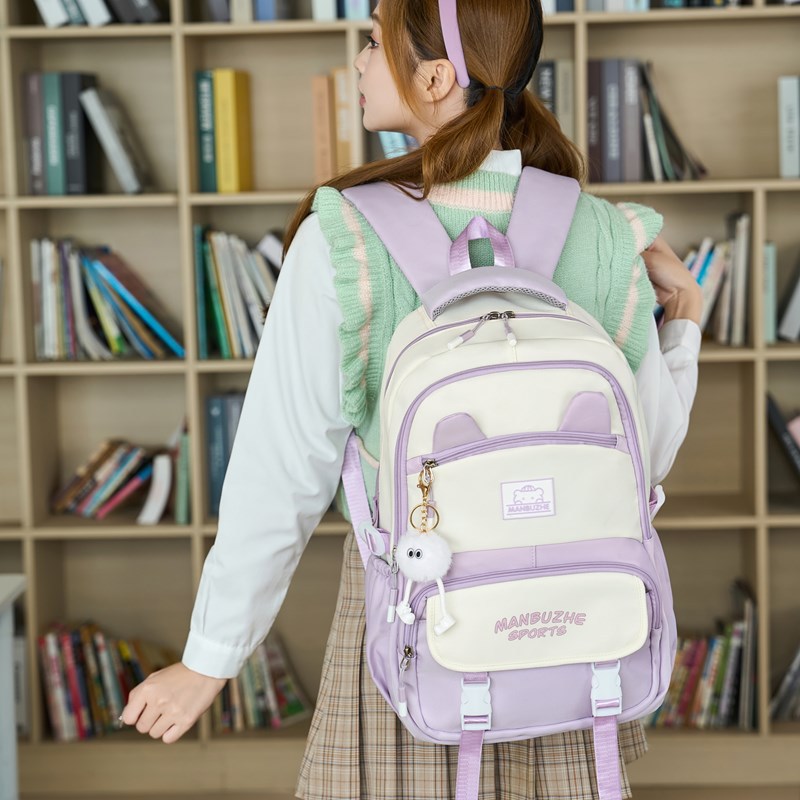 A Korean version of the ins school style, large-capacity backpack for junior high school, senior high school and primary school students, with contrasting colors and multiple layers to reduce the burden. A male backpack full figure