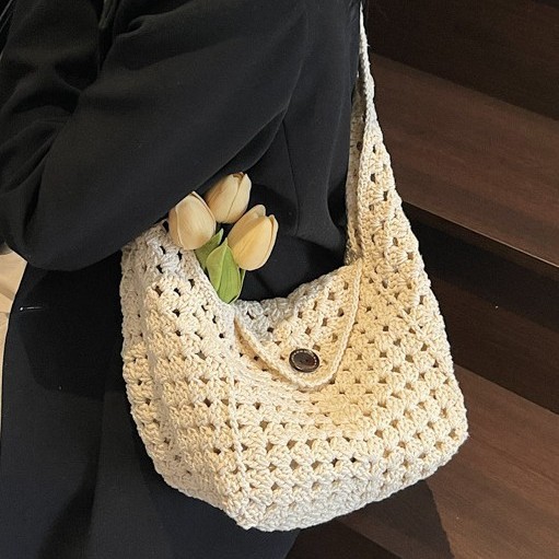 This is a new trendy and fashionable underarm bag for women with a single shoulder, laid-back and casual style in 2025. It features a large capacity woven style and is versatile Application Scenario