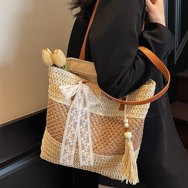 Casual large-capacity woven bag, women's color-blocking striped straw woven bag, summer niche new underarm bag, high-end single-shoulder bag Application Scenario