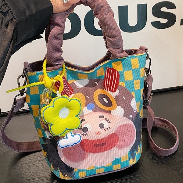 Funny and cute graffiti illustration bag, personalized casual bucket bag, large-capacity handbag, Japanese-style versatile crossbody bag Application Scenario