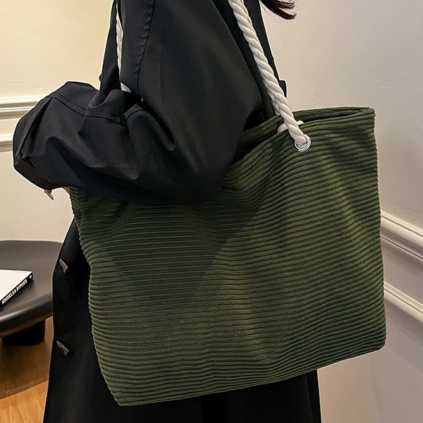New large-capacity single-shoulder bag for autumn and winter, a laid-back Korean-style corduroy bag, a student bag for class and commuting to work Application Scenario