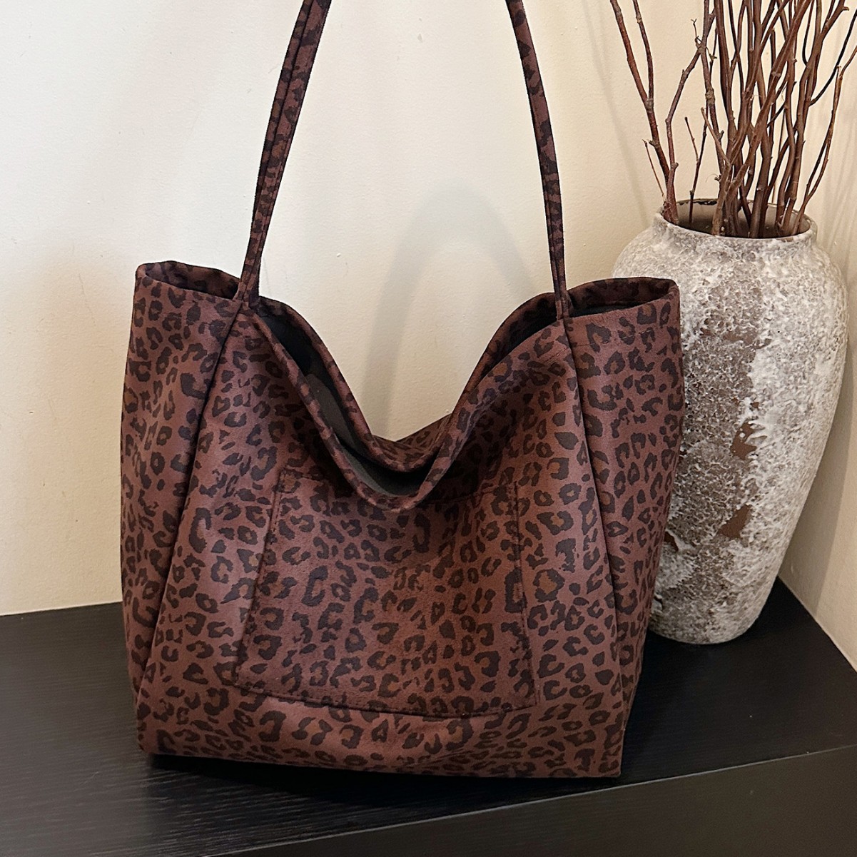 The super popular large-capacity leopard print tote bag for women in 2024, a laid-back style casual single-shoulder bag for commuting to school details Picture