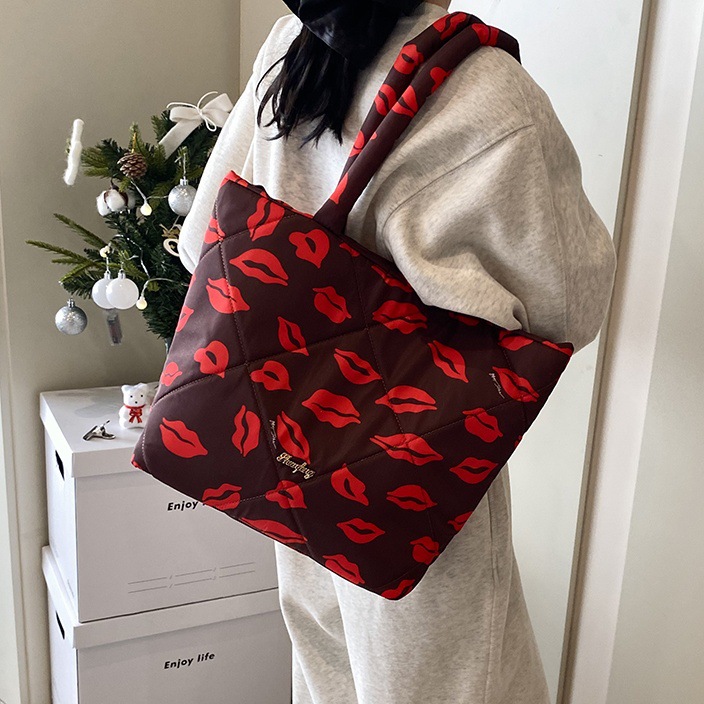 Korean style fashionable printed lip bag for women, 2024 new large-capacity single-shoulder bag for commuting, lightweight cotton jacket tote bag full figure