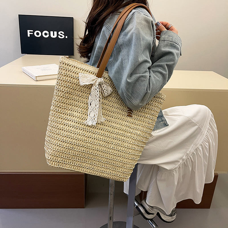 This year's popular women's bags are large-capacity 2025 new single-shoulder grass woven bags with a high-quality texture and versatile bucket bags for summer full figure