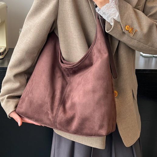 The 2024 new simple and retro large-capacity frosted underarm tote bag for women is a trendy autumn and winter hand-held shoulder bag details Picture