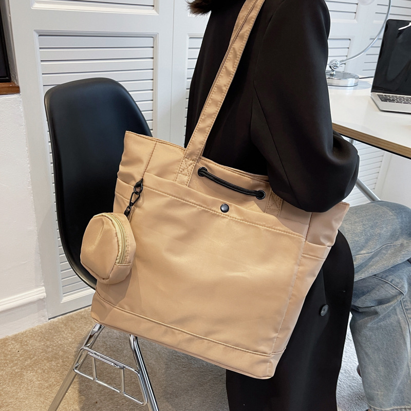Korean retro and artistic style single-shoulder bag, large-capacity hand-held single-shoulder commuter bag, fashionable and casual tote bag for women details Picture
