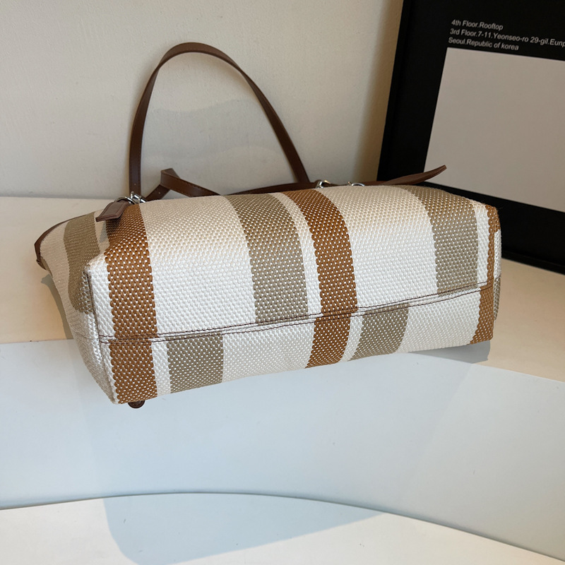 Large-capacity canvas striped bag for women, 2024 new style fashionable tote bag, versatile commuting large bag for autumn and winter, single-shoulder bag Application Scenario
