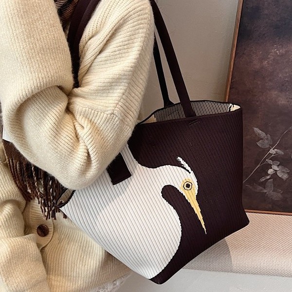 Fashionable and individualistic tote bag for women, new autumn/Winter 2024 collection, large-capacity cartoon high-end texture bag for work and commuting details Picture
