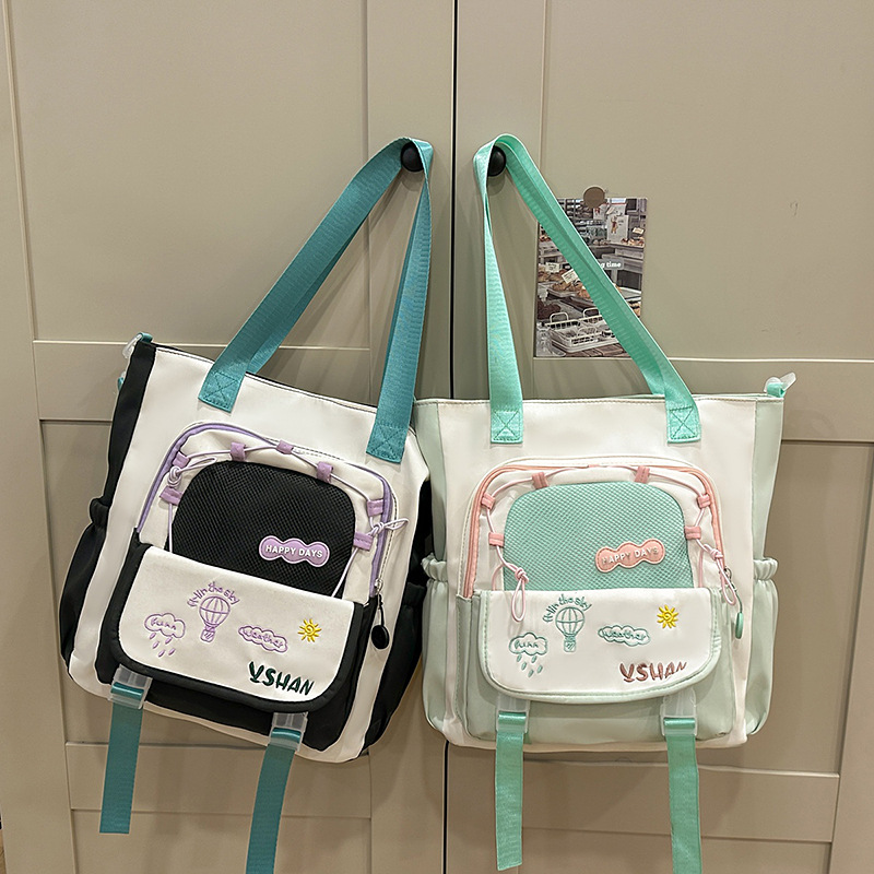The fresh Korean-style color-blocking tutorial bag for spring and summer is a new style that catches the eye. It has a large capacity single-shoulder handbag and is a student's crossbody bag for class full figure