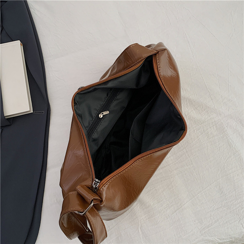 A retro and niche underarm bag for women in 2024, a versatile and high-end single-shoulder crossbody bag Application Scenario