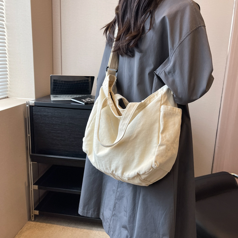 Washed canvas crossbody bag for men, Japanese streetwear brand, large-capacity single-shoulder bag, casual solid color, student fashion, postman bag for women Application Scenario