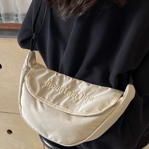 Casual canvas dumpling bag for women, new autumn 2024, simple crossbody bag, fashionable and versatile single-shoulder bag Application Scenario