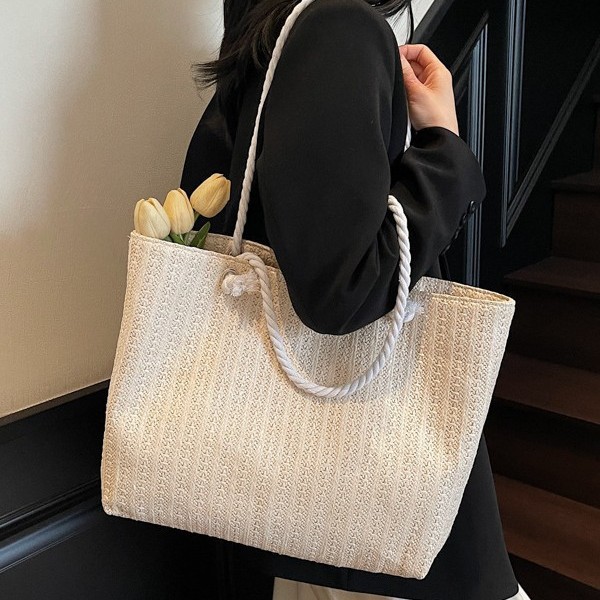 The 2025 summer new style of casual commuting tote bag is a fashionable and simple single-shoulder bag with a large capacity for carrying and underarm full figure