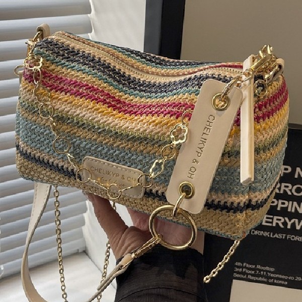 "2025 Trendy woven straw women's bag, fashionable summer beach vacation bag, stylish crossbody bag, versatile summer outfits. Application Scenario