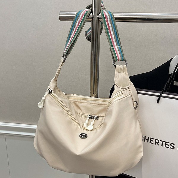 This single-shoulder bag is fashionable, versatile, lightweight and has a high level of appearance. It is a simple, elegant, casual and multi-functional trendy backpack for women details Picture