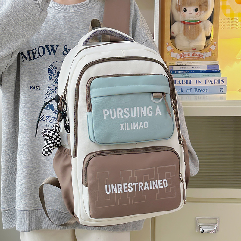 A color-blocking backpack for girls, a Korean version, a large-capacity backpack for high school students, and a versatile travel backpack for junior high school students Application Scenario
