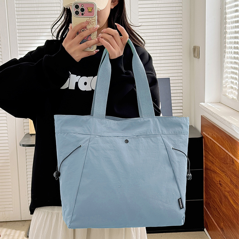 A simple and versatile new fashionable single-shoulder handbag for women, a casual solid color high-end large-capacity tote commuter bag details Picture