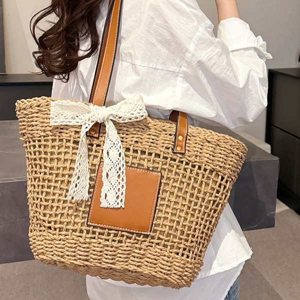 2025 New style straw woven bag, fashionable single-shoulder hand-woven bag, women's rattan woven bag, versatile square vegetable basket bag Application Scenario