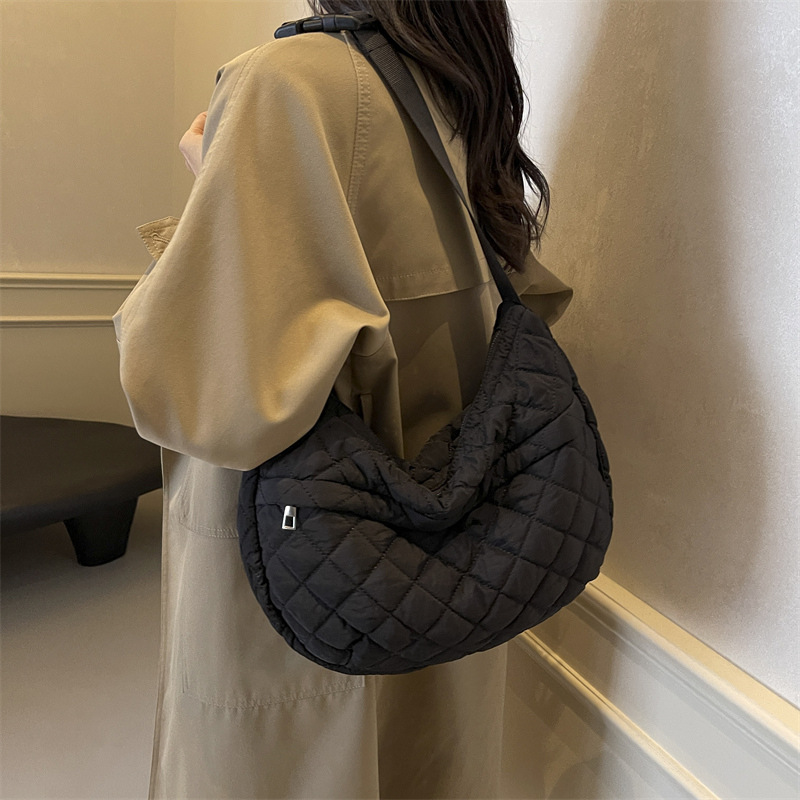Cotton-padded jacket bag, women's large-capacity 2024 new autumn and winter casual single-shoulder crossbody fabric bag, diamond-patterned commuter tote bag full figure