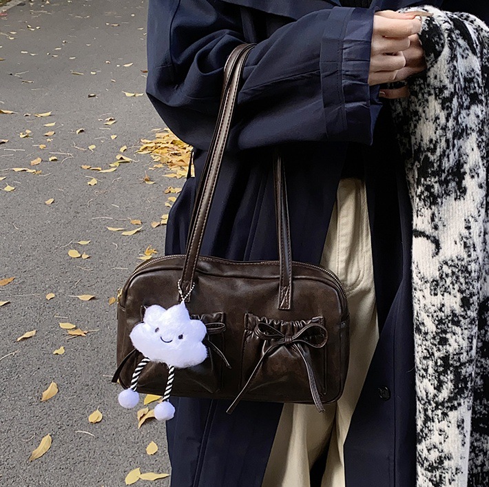 A stylish and large-capacity commuter bag for women, a new 2024 trendy single-shoulder bag for college students' classes, and a high-end textured tote bag full figure