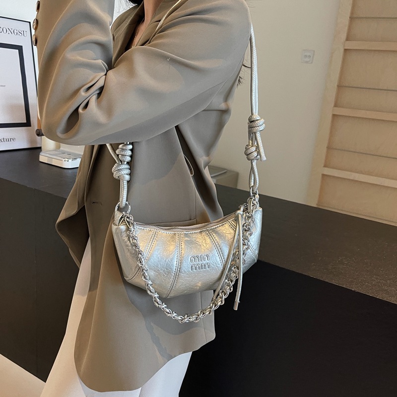 The 2024 new Korean-style niche horn bag is a high-end, simple and versatile shoulder bag with a fashionable commuting chain crossbody Application Scenario