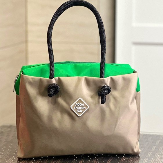 Fashionable new color-blocking bag, handy for commuting, large capacity student bag, lunch box bag, fresh and clean ladies' handbag Application Scenario