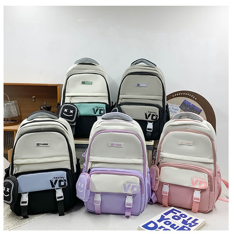 The new large-capacity, wear-resistant and stylish backpack for junior and senior high school students can be carried on their shoulders during class Application Scenario