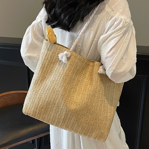 The 2025 summer new style of casual commuting tote bag is a fashionable and simple single-shoulder bag with a large capacity for carrying and underarm Specification drawing