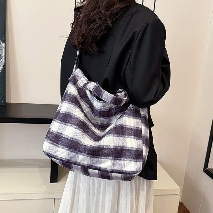 New checkered bags for Spring/Summer 2025, trendy and cute student single-shoulder bags, large-capacity tote bags for women Application Scenario