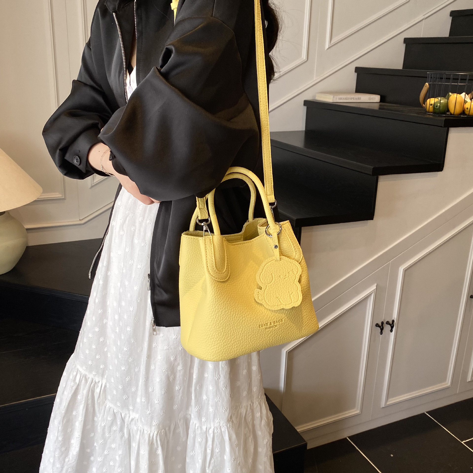 A high-end lychee pattern bag for women, a new summer 2025 trendy and versatile crossbody bag, a fashionable hand-held bucket bag Application Scenario