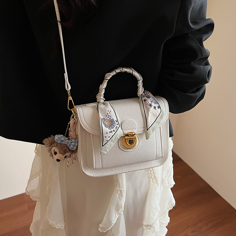 2025 New high-end texture retro versatile hand-held small square bag for women, fashionable and trendy versatile single-shoulder crossbody bag Application Scenario