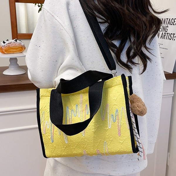 Large-capacity tote single-shoulder bag, personalized, fashionable, casual and trendy autumn 2025 new style, stylish commuting solid color bag for women full figure