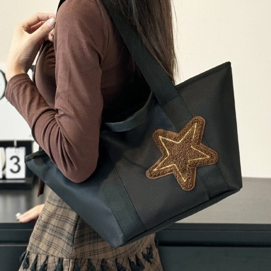 The 2025 new fashion star women's bag, color-blocking large-capacity fabric bag, women's single-shoulder casual handbag and underarm bag Application Scenario