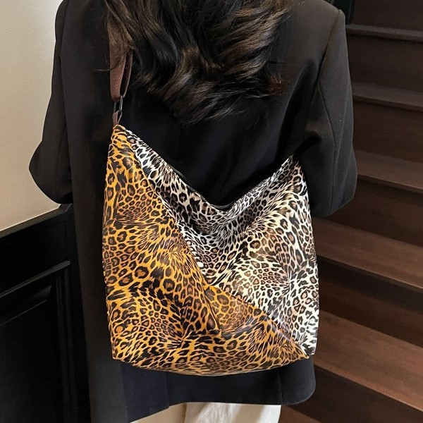 The 2025 new stylish, large-capacity, high-end commuter tote bag for women, a new leopard print contrasting color single-shoulder bag Application Scenario
