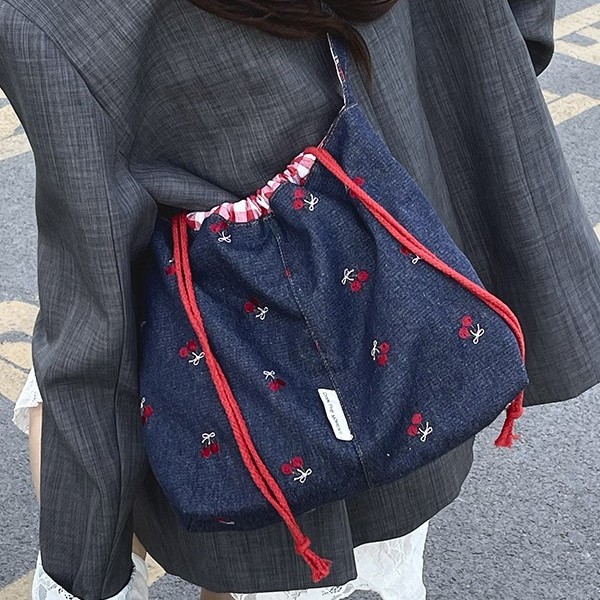 This spring and summer new denim casual embroidery, cute floral prints, simple Japanese style, versatile, adjustable, lightweight crossbody bag is perfect for women Application Scenario
