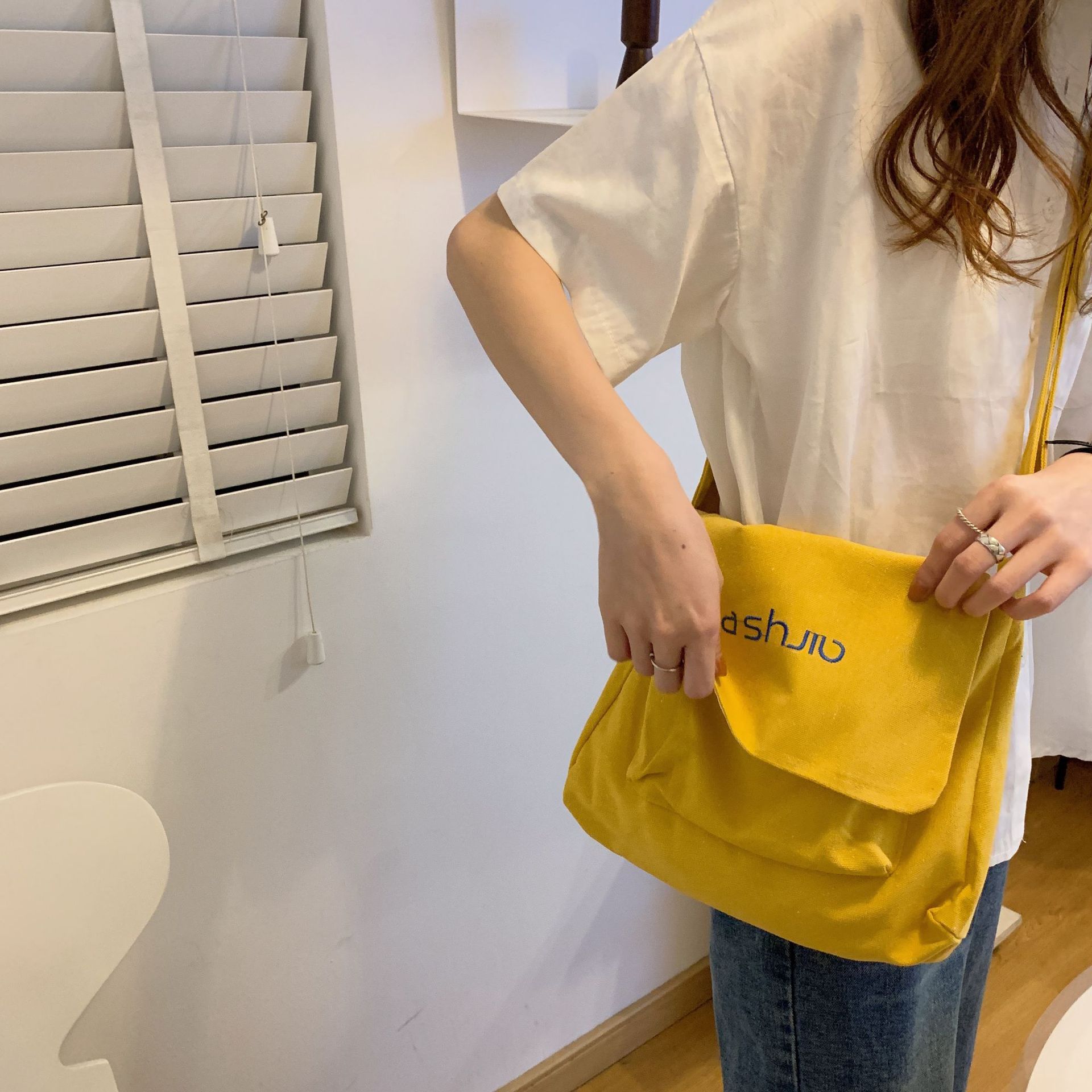 C55 New simple solid color single-shoulder canvas bag crossbody bag, laid-back style artistic commuting large capacity bag full figure