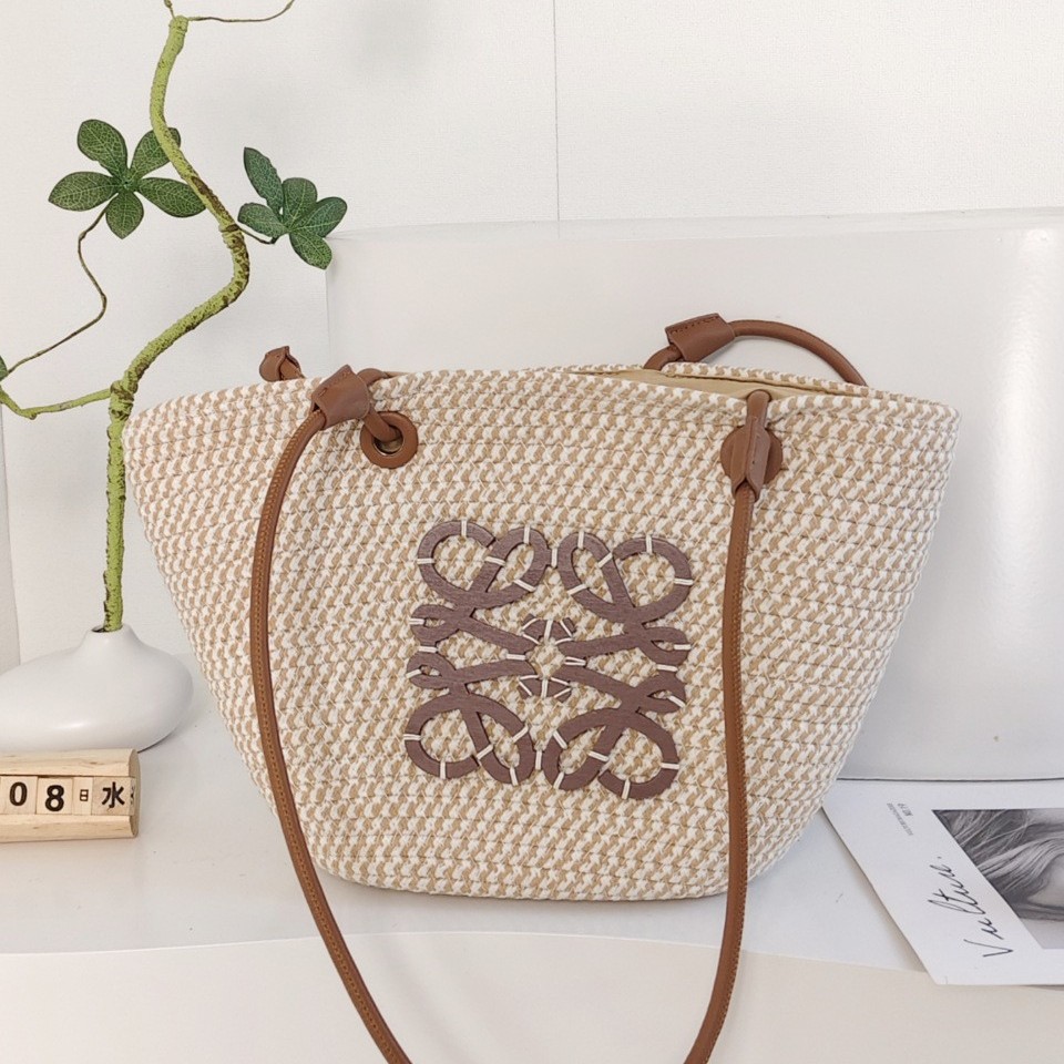 A new lightweight woven bag for women with a hollowed-out design. It's a versatile single-shoulder bag with a girlish style and a large capacity of rattan and straw weaving details Picture