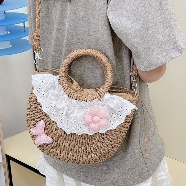 Sweet and cute lace straw woven handbag for women's summer 2025 new style seaside vacation casual beach woven bag Application Scenario