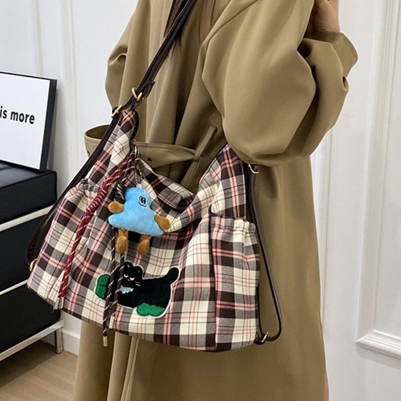 New cute handbags for autumn and winter, cartoon check pattern single-shoulder bag, fashionable large-capacity multi-purpose bag, versatile backpack Application Scenario