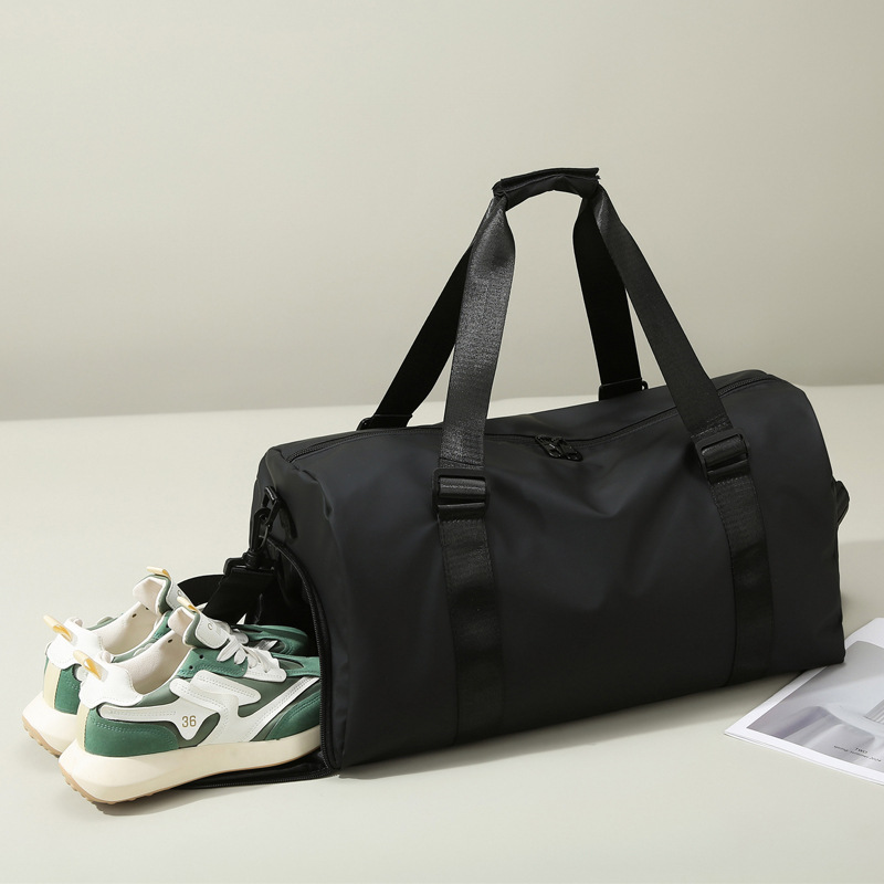 Simple solid-color travel bag, large-capacity stretchable luggage bag, independent shoe compartment, yoga, swimming and fitness bag Application Scenario