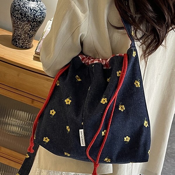 This spring and summer new denim casual embroidery, cute floral prints, simple Japanese style, versatile, adjustable, lightweight crossbody bag is perfect for women full figure